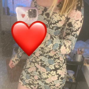 Blommig klänning🩷 - Säljer denna klänning från frk. Den är i ett fink skick. Strl Xs men passar även S🤗