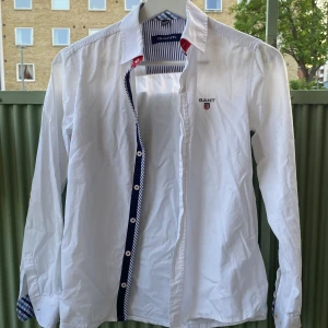 Vit Gant skjorta - Hej! Jag säljer min Gant skjorta för att den delvis är för liten men även för att den aldrig riktigt kommit till användning. Storlek 152-158 cm eller 12-13 år. Den är i väldigt bra skick och knappt använd. Skriv om ni undrar något.