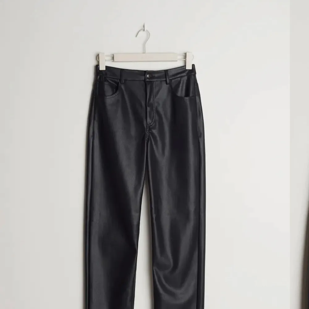 Svarta Skinnbyxor ifrån Gina Tricot som är väldigt sparsamt använda.😌💗 Nypris: 499 Kr. Jeans & Byxor.