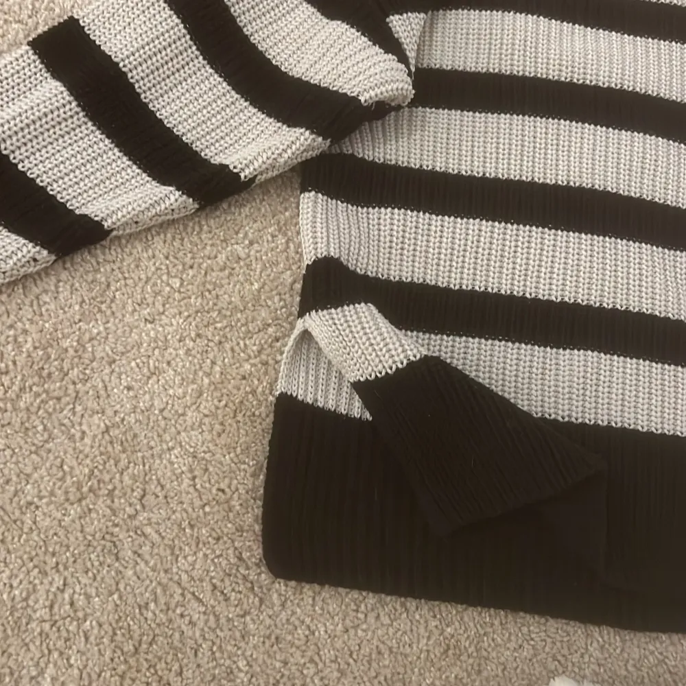 En svart och vit randig stickad tröja från Gina tricot. Super bra skick Kostar 80kr +frakt. Tröjor & Koftor.