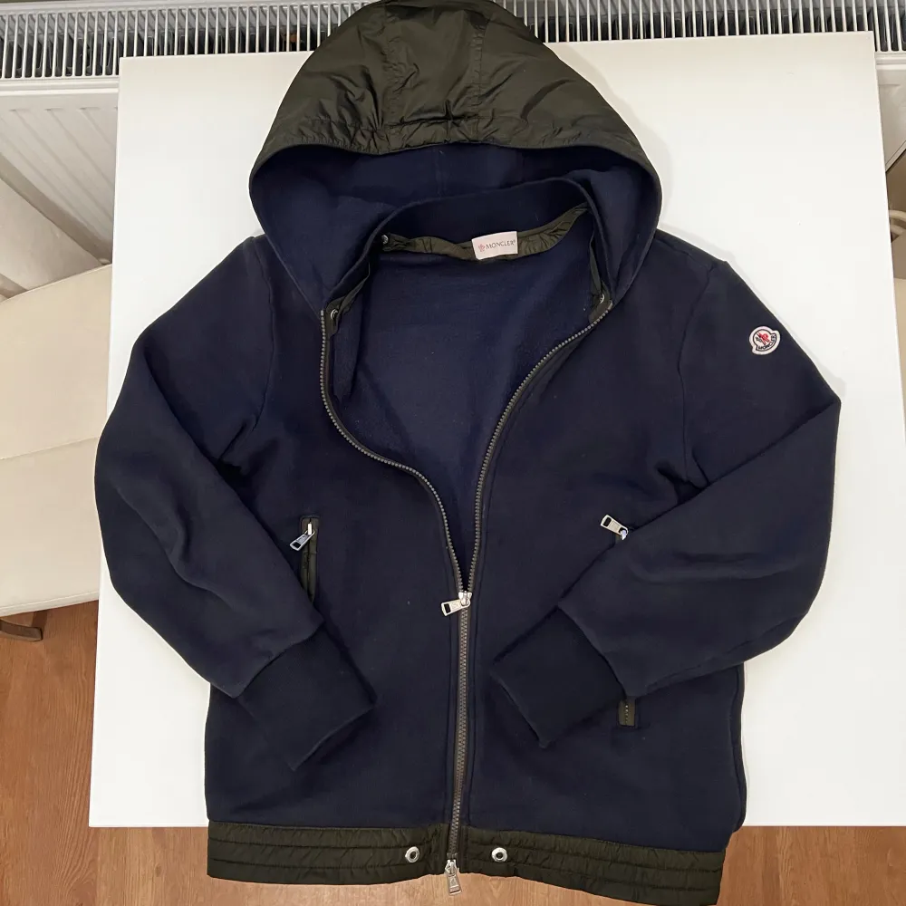 Äkta moncler cardigan säljes - lägger ut min Moncler till salu med snabb affär - orderbekräftelse finns tillhands och medföljer. Skick status 9/10 - har använts fåtal ggr. Storlek M men passar även S. Nypris 6000kr. Kontakta mig vid frågor. Tack  . Tröjor & Koftor.