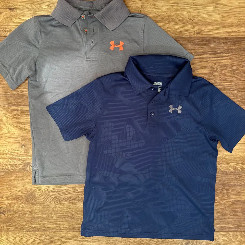 Två snygga under armour sport 2 st piké/t-shirts med krage i mycket fint skick.  Stl 134-140  85kr/styck, paketpris:  150kr. T-shirts.