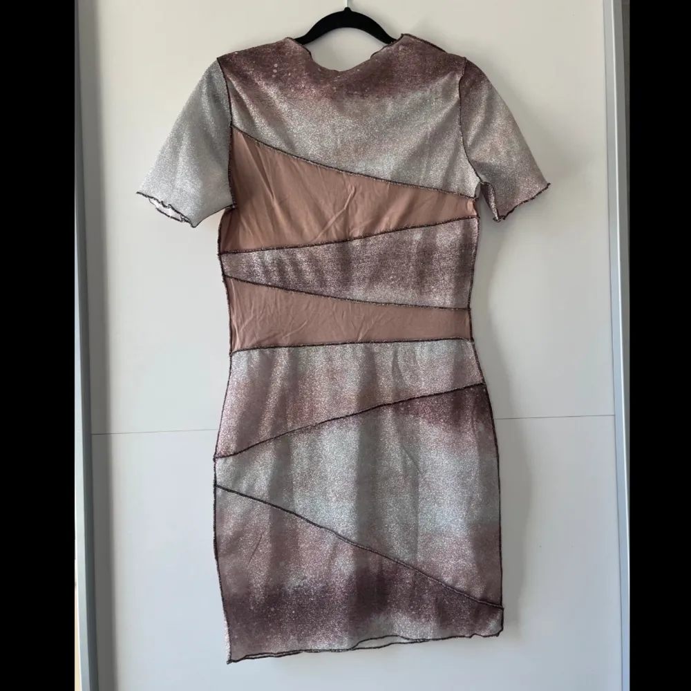 Söt glittrig mini klänning från Shein. Har aldrig använts sen den köptes våren 2023. Jätte bra skick. Obs. Kan tvättas och strykas om önskas 🤗. Klänningar.