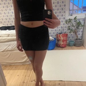 Kjol Alobha Lable - Säljer min fina lågmidjade kjol från Alobha Lable. Märkt med storlek S men den är insydd så att den passar mig som har 36 cm rakt över midjan. Dragkedja i sidan, skriv för frågor! Obs extremt kort. Pris kan diskuteras!