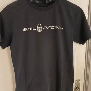 Säljer Sail Racing T-shirt då den har blivit för liten har några små hål långt ner på magen inte något man märker när den används kan sänka pris vid snabb affär 