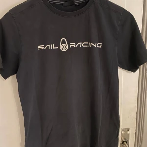 Sail Racing T-shirt - Säljer Sail Racing T-shirt då den har blivit för liten har några små hål långt ner på magen inte något man märker när den används kan sänka pris vid snabb affär 
