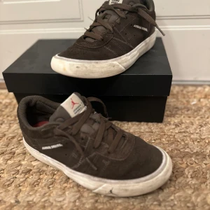 Jordan series es  - Jordan series es, fint skick men har nu vuxit ur dem. Fint mocka ovantill och sulan i bra skick.