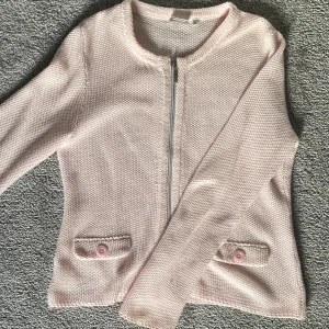 Stickad kofta - En super söt stickad kofta💞 Den är ljusrosa med fint stickad mönster och en dragkedja samt två söta knappar🌸💕 Den är i storlek M💞 Skriv om ni är intresserade eller har frågor