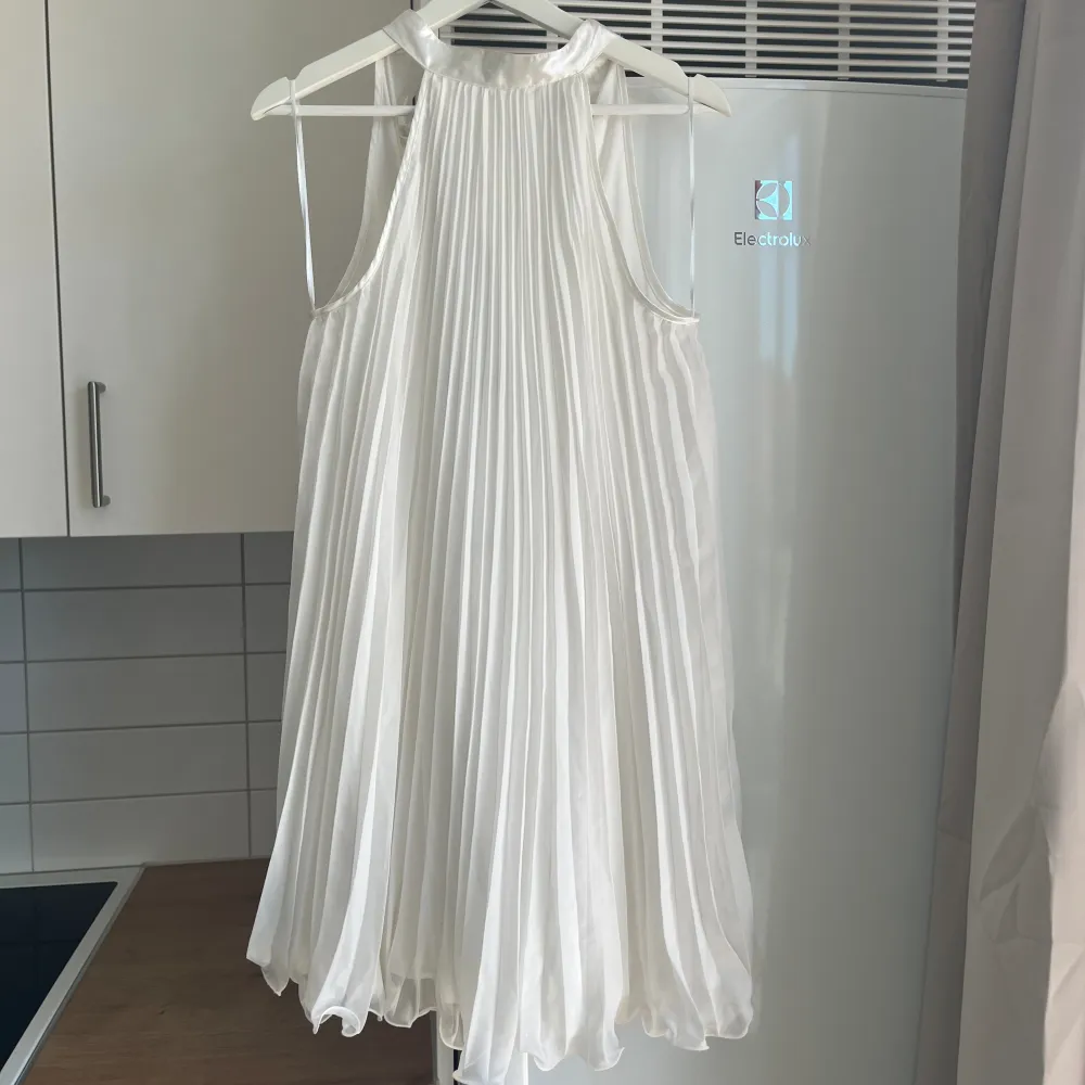 Vit klänning från Gina Tricot med prislapp kvar💗Har inte fått nån användning av den och vill bara bli av med den. Klänningar.
