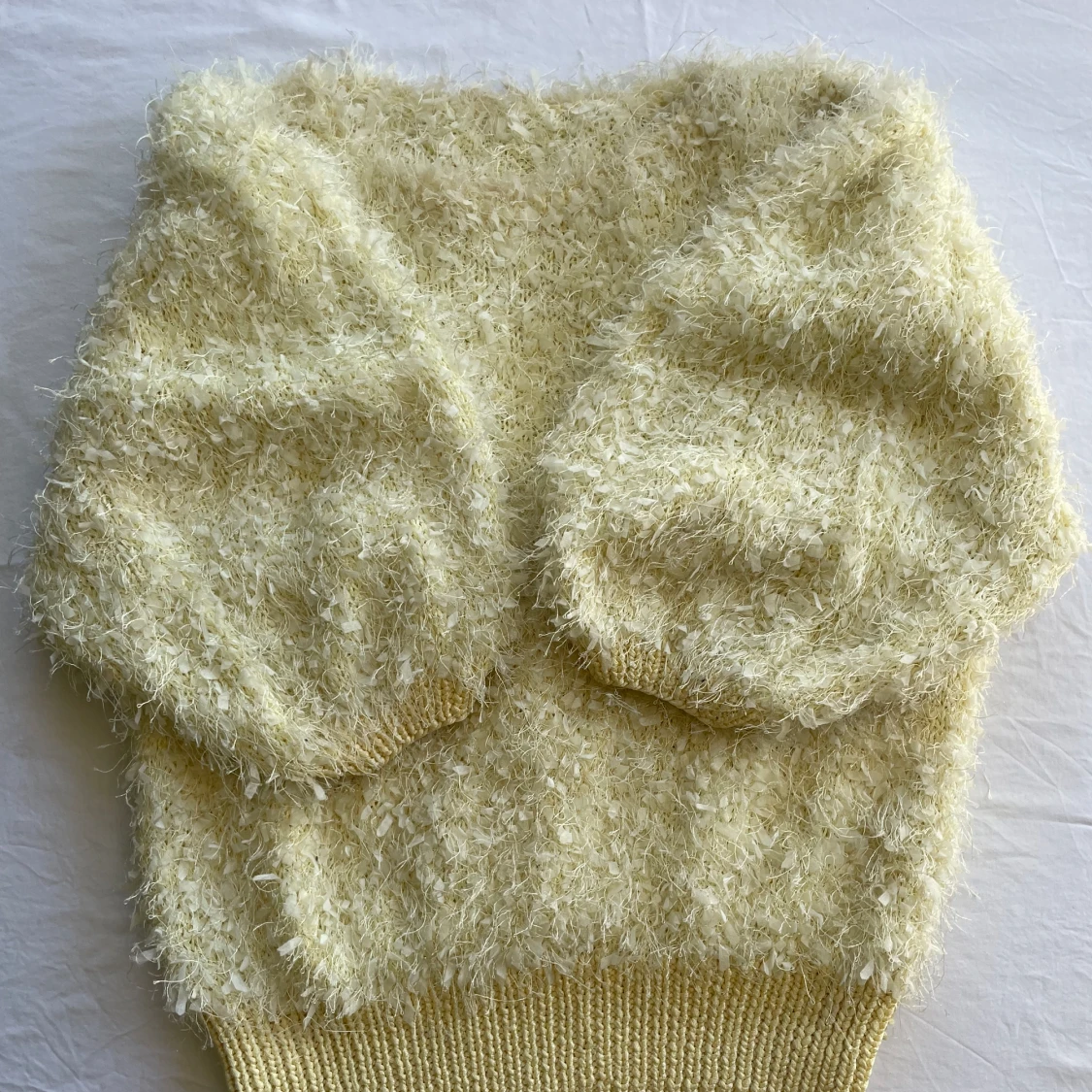 Gul fluffig tröja  - 91