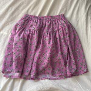 Jätte fin blommig zara kjol, funkar på mig som 15 åring, sälja it längre, jätte fint skick, inbyggda shorts. 