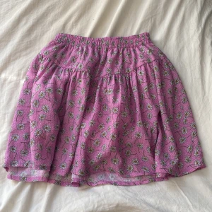 Zara kjol - Jätte fin blommig zara kjol, funkar på mig som 15 åring, sälja it längre, jätte fint skick, inbyggda shorts. 