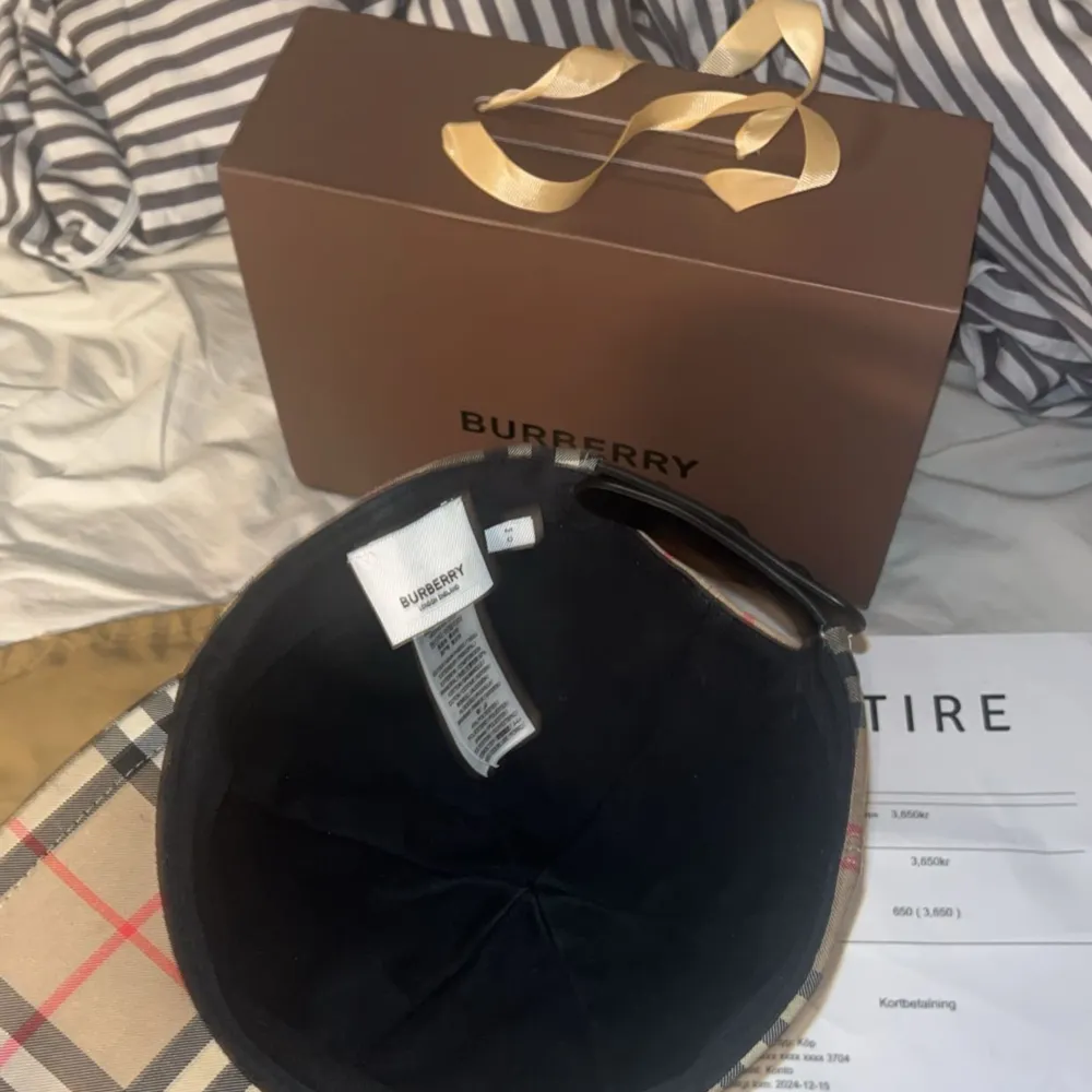 Helt ny burberry keps, Box, dustbag och orderbekräftelse kommer med kepsen, Storlek M, självklart 100% äkta. Säljer pga att jag köpt en Gucci keps och denna passar inte mig så bra :) hör av er vid frågor!. Accessoarer.