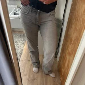 Raka ljusgrå jeans Perfekt till sommaren med en spetsig klack till Passar storlek m