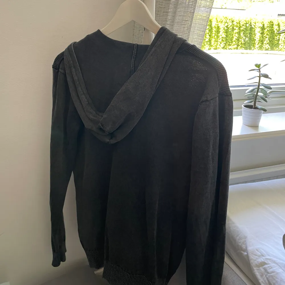 Säljer nu denna riktigt snygga men unika guess tröja i storlek S. Pris 499kr, nypris 1300kr! Skick 9/10. Neuletakit & Villapaidat.