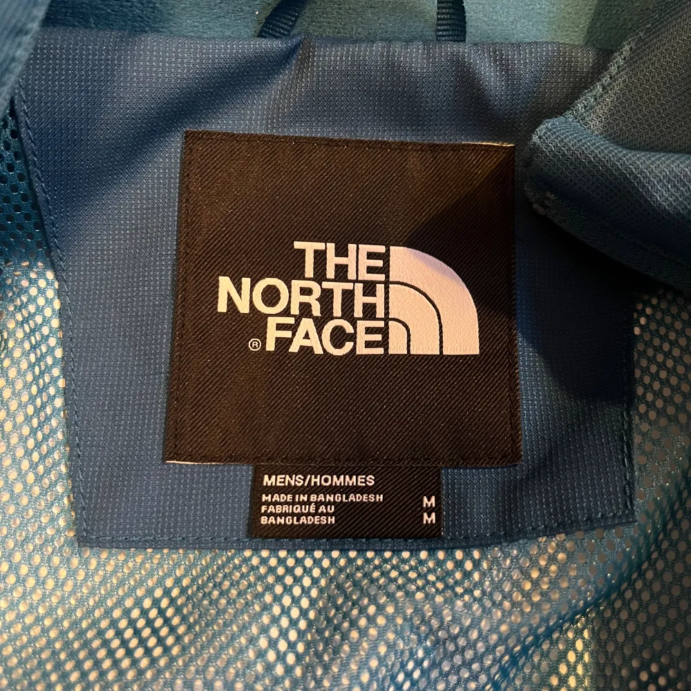 Nu säljer jag denna blåa north face jacka i storlek M (Medium). Den är både vind och vattentät. Modellen heter Quest. Jackan är i nyskick och bara använd 2-3 gånger. Nypris: 1200kr Pris kan diskuteras! . Jackor.