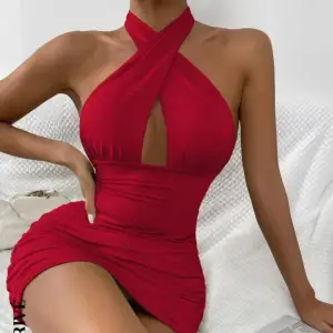 Säljer denna supersnygga röda korta klänning i storlek S❤️ Den är perfekt för sommarfester och sena kvällar. Klänningen är aldrig använd. Hör av dig vid frågor eller för fler bilder!❤️ 