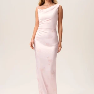 Rosa balklänning - adooreklänning - Min fina balklänning i storlek 36, använd 1 gång! Sann sin storlek!  Från adoore! LITEN färgskillnad vid armhålan, inget som syns när man har på sig den