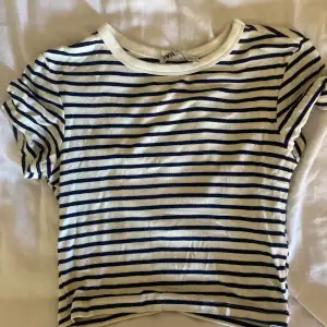 Randig Zara t shirt/top, vit med mörkblå ränder❣️