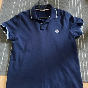 Moncler pike - Säljer nu en otroligt snygg piké men också sällsynt. Den är en använd men är i otroligt bra skick.