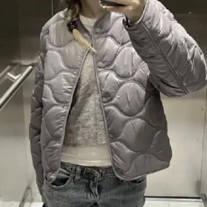 Mango Jacka - Jättefin tunnare jacka i Storlek L men passar bra på mig som har S/M kommer inte jättemycket till användning därav säljs👍🏼(Lånad bild, skriv privat för flera