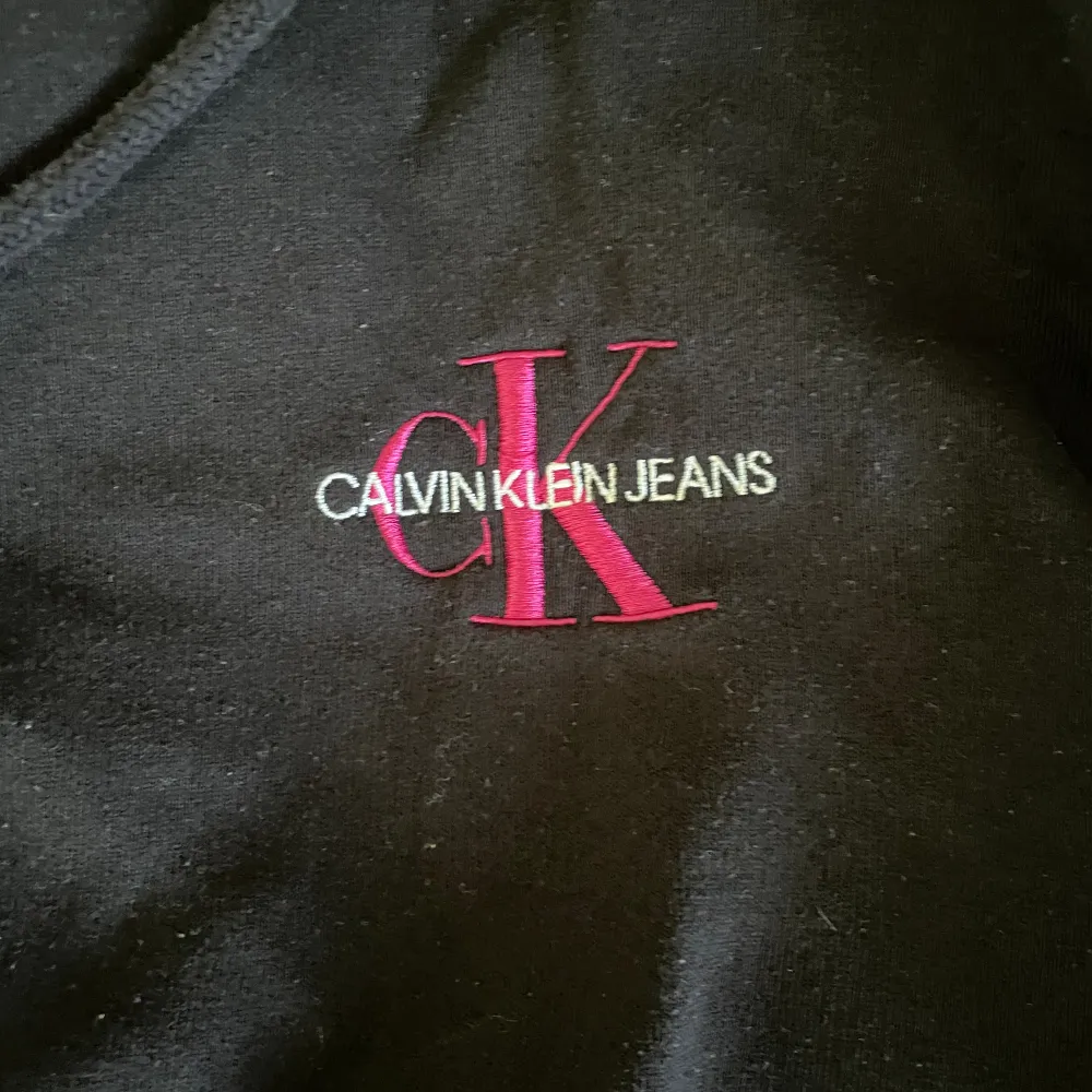 Säljer min Calvin Klein hoodie då den inte kommer till användning längre, den är använd ett fåtal gånger. Pris kan diskuteras . Hoodies.