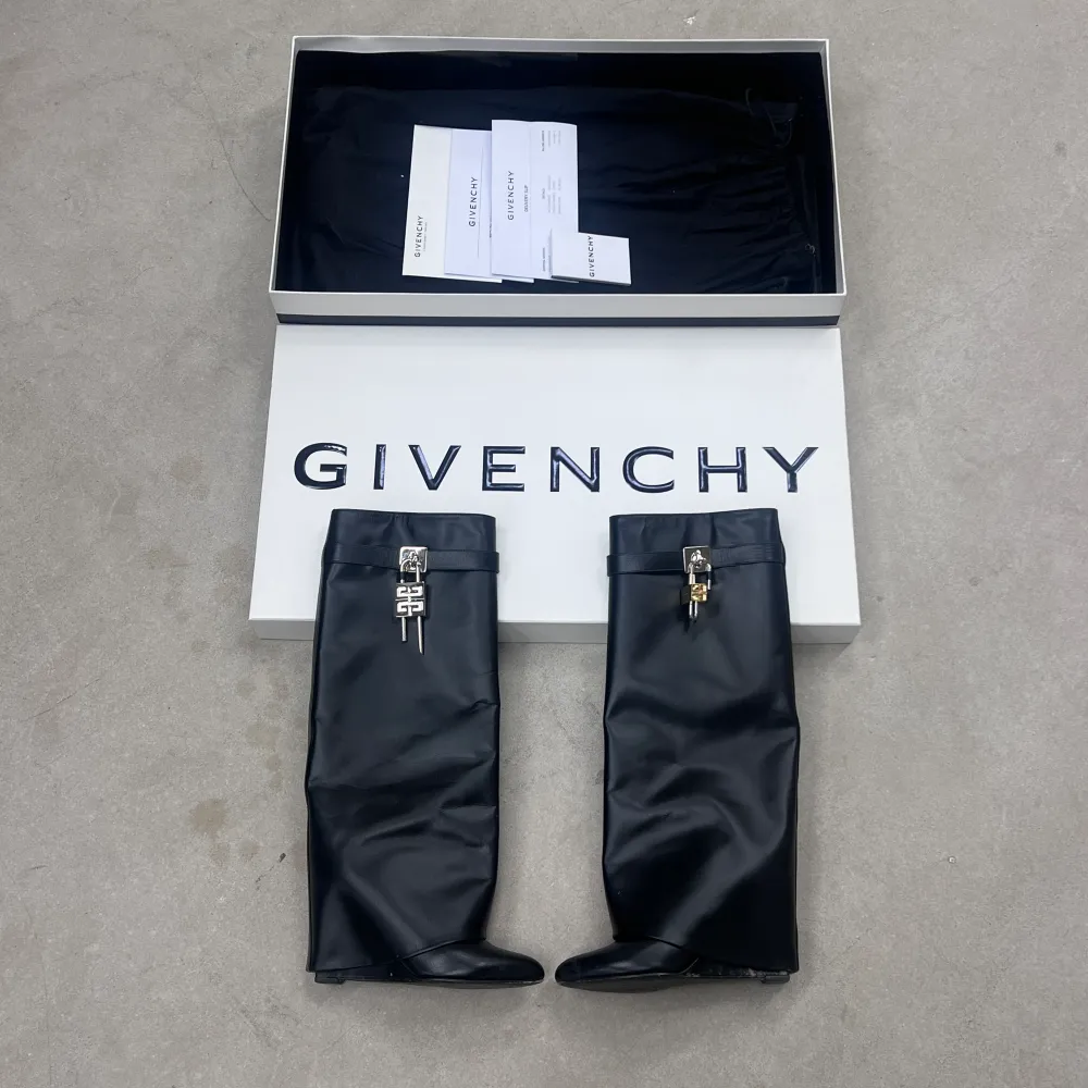 Säljer mina älskade skor från Givenchy då dem förtjänar mer kärlek!! storlek 37.5 nypris 22 700kr   - köpt är köpt  . Skor.