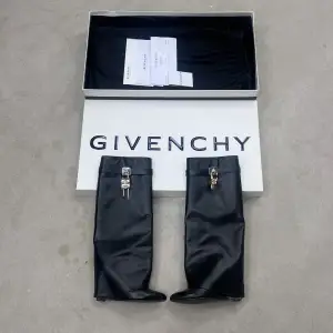 Säljer mina älskade skor från Givenchy då dem förtjänar mer kärlek!! storlek 37.5 nypris 22 700kr   - köpt är köpt  