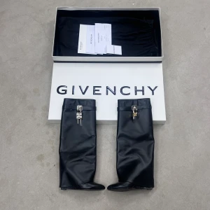 GIVENCHY Shark leather boots 37.5 - Säljer mina älskade skor från Givenchy då dem förtjänar mer kärlek!! storlek 37.5 nypris 22 700kr   - köpt är köpt  