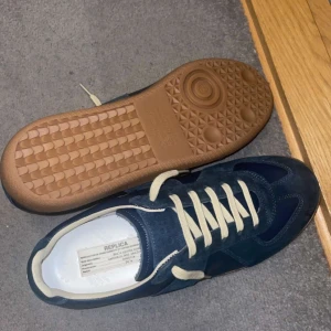 Maison Margiela Skor - Maison margiela skor, skick 9.9/10. 6 222kr. Vårt pris 4 200kr. Vid köp tillkommer allt og, Box , dustbag och kvitto!