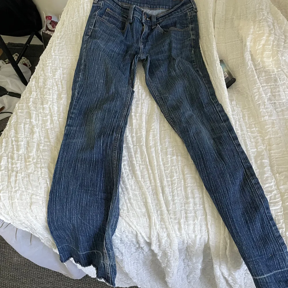 Säljer mina jeans då jag har ett par nya så dom kommer inte till användning. Pris går att diskutera. . Jeans & Byxor.