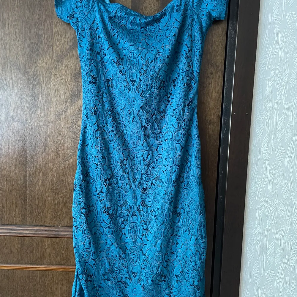 Fin Petrolblå spetsklänning från Gina tricot, storlek M, använd 1 gång ”som ny