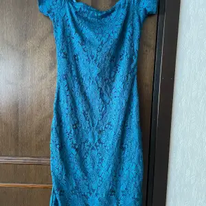 Fin Petrolblå spetsklänning från Gina tricot, storlek M, använd 1 gång ”som ny