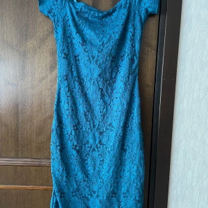 Petrolblå spetsklänning - Fin Petrolblå spetsklänning från Gina tricot, storlek M, använd 1 gång ”som ny"
