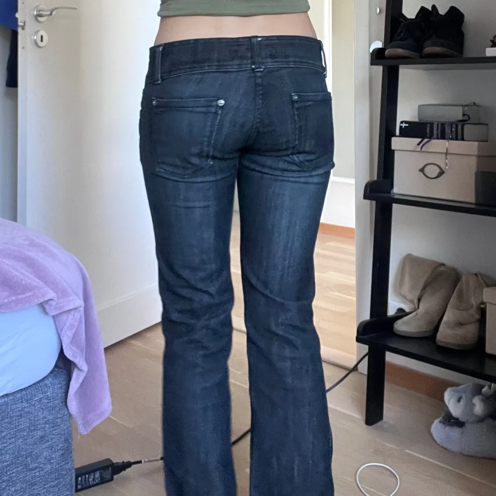 Snygga svarta / gråa jeans. Dragkedjan är trasig men det syns inye eftersom att knapparna går över. Jag är 168 och dom är rätt långa så jag har vikt upp dom . Jeans & Byxor.