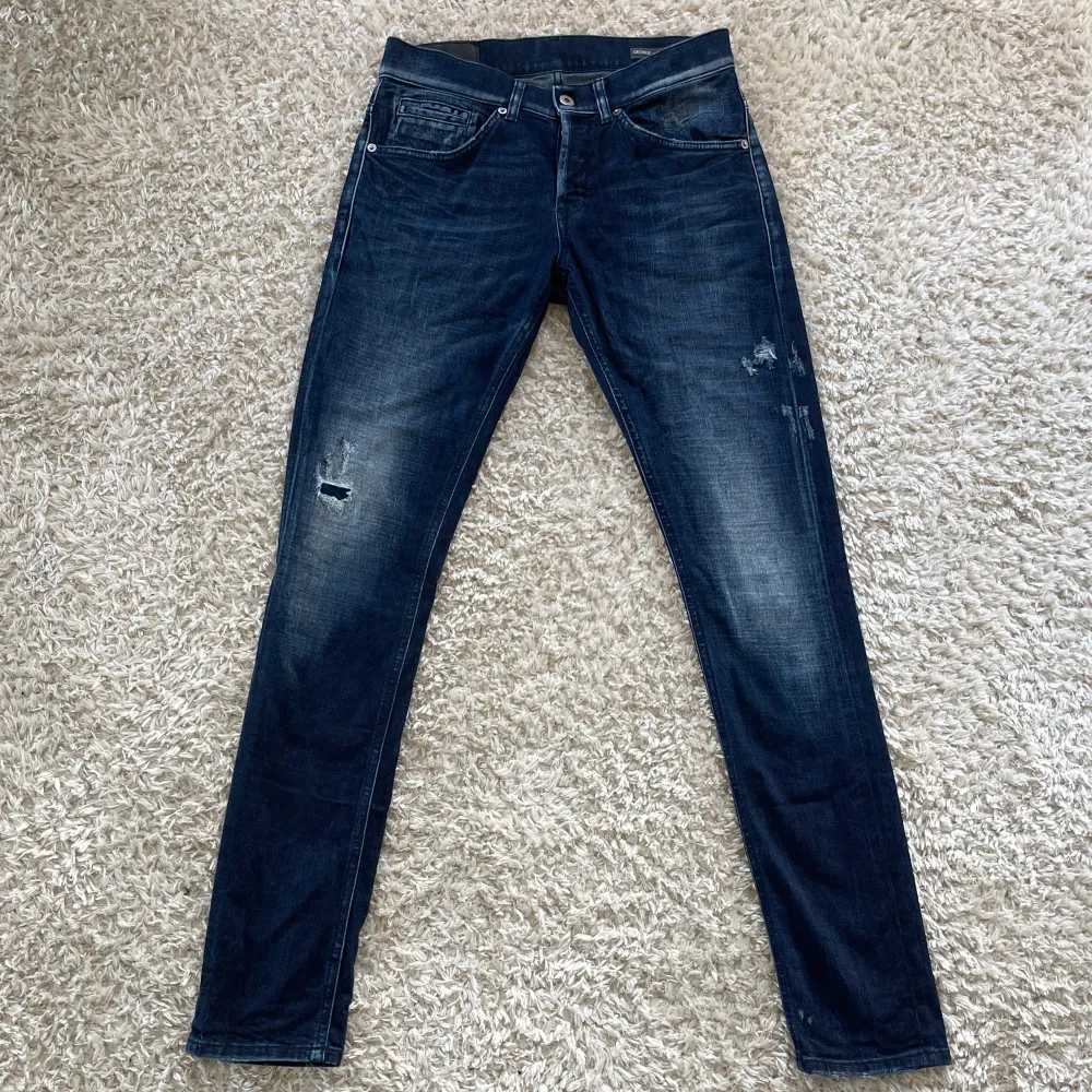 ‼️VI TAR EJ BYTEN‼️ Dondup ”Geourge” jeans (slim/skinny) fit | Skick: 9,5/10 | Fraktar inom 24H efter köp, på köparens bekostnad 📦 | Hör av dig vid minsta fråga eller fundering 💭. Jeans & Byxor.