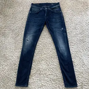 ‼️VI TAR EJ BYTEN‼️ Dondup ”Geourge” jeans (slim/skinny) fit | Skick: 9,5/10 | Fraktar inom 24H efter köp, på köparens bekostnad 📦 | Hör av dig vid minsta fråga eller fundering 💭