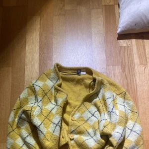 gul kofta från hm - oversized mjuk kofta, gul med svarta mönster