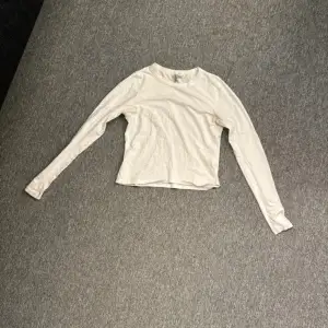 Fin vit tröja från H&M i storlek S, knappt använd pga fel storlek 