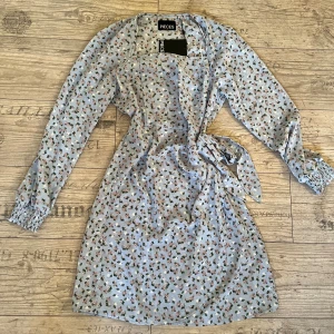 Blommig klänning från Only - Helt ny klänning från Only. Den är i storlek S och har prislappen på sig. Där är blå med blommor på sig.