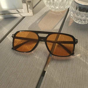 Solglasögon  - Riktigt snygga solglasögon!  som passar utmärkt nu till sommaren. Har du frågor eller funderingar är det bara att höra av dig!😀