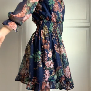 Blommig klänning - Nelly - Somrig blommönstrat klänning från Nelly. Storlek 34. Väldigt fint skick - endast använd ett fåtal gånger 🌸