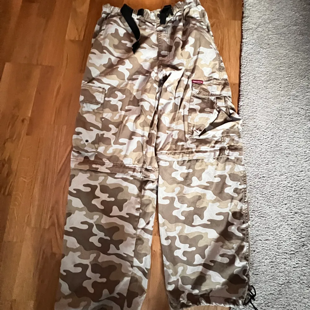 Ecko camo byxor baggy står L men är unge för 40 cm midja unge för 30 cm benöppning den har blixtlås och kan bli shorts men är ganska dåligt blixtlås. Jeans & Byxor.