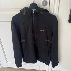 Hugo boss hoddie  - Hej, säljer min Hugo boss hoddie! Den är i storlek small och har inga flaws! Ny pris 2000kr! 