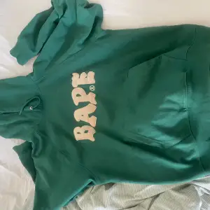 Grön bape hoodie köpt från Vinted, väldigt sparsamt använd av mig då det inte riktigt är min stil längre! Priset kan diskuteras