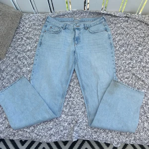 Lågmidjade jeans - (De flesta jeans säljer jag pga för små så därför finns det inga bilder bär jag bär dem) fina lågmidjade jeans! Har använt en del med de är i bra skick! Har tvättat den en del så de är lite tajtare nu än va de var när jag köpte dem.