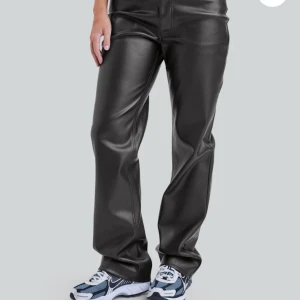 Skinnbyxor Bik bok - Säljer dessa låg midjade skinnbyxor från bik bok i storlek 36💗 dom är tyvärr förstora för mig, men i super fint skick💞köpta för 599 men säljer för 350💕 