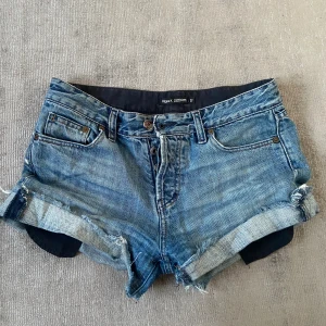 Filippa K jeans shorts - Super snygga jeans shorts från Filippa K Storlek S men passar även M 