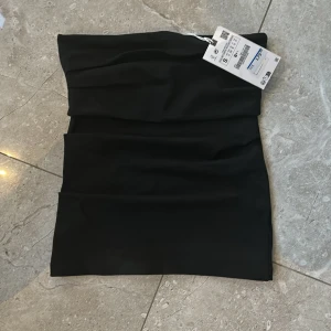 Zara tub topp - Säljer denhär fina zara tubtoppen som tyvärr är för liten, den är endast testad och prislapp finns kvar🥰