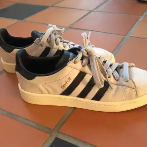 Adidas Campus originals i storlek 38. Superfint skick, lite små antydningar på användning men överlag superfint skick. Säljer pga att jag inte får använding för dem💐